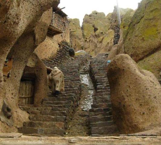 قرية محفورة في الصخر ( كاندوفان ) ( فارسية : كندوان )