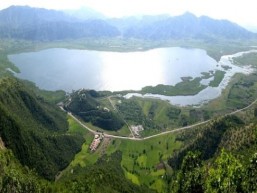 Zarivar Lake