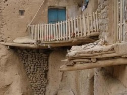 قرية محفورة في الصخر ( كاندوفان ) ( فارسية : كندوان ) قرية محفورة في الصخر ( كاندوفان ) ( فارسية : كندوان )